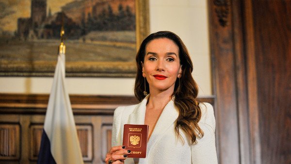 natalia-oreiro-recibio-el-pasaporte-ruso-durante-una-ceremonia-llevada-a-cabo-en-la-embajada
