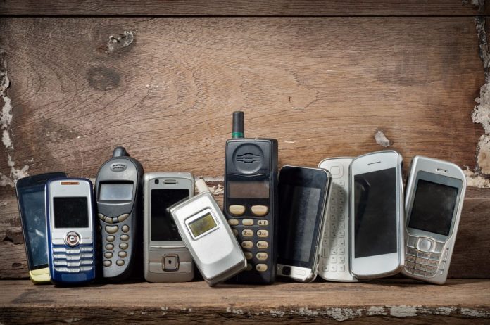 abre-un-museo-con-mas-de-2.000-celulares-vintage:-los-mas-antiguos-tienen-casi-40-anos