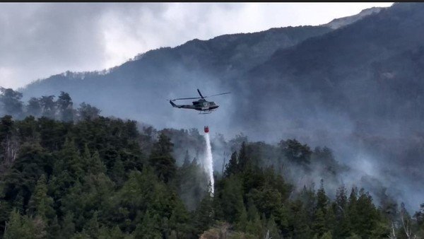 siguen-combatiendo-incendios-forestales-en-la-patagonia-y-nacion-mando-recursos
