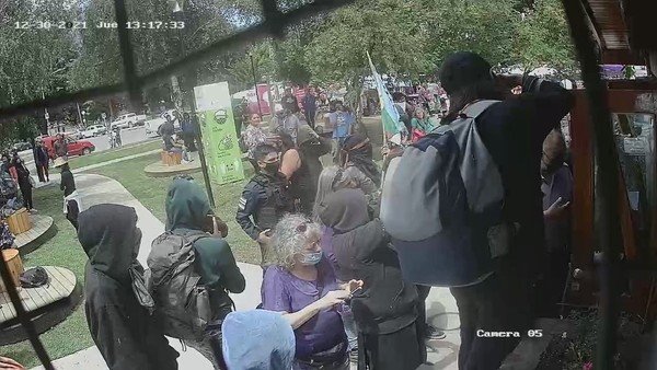 violencia-en-el-sur:-encapuchados-con-consignas-mapuches-atacaron-la-oficina-de-turismo-de-el-bolson