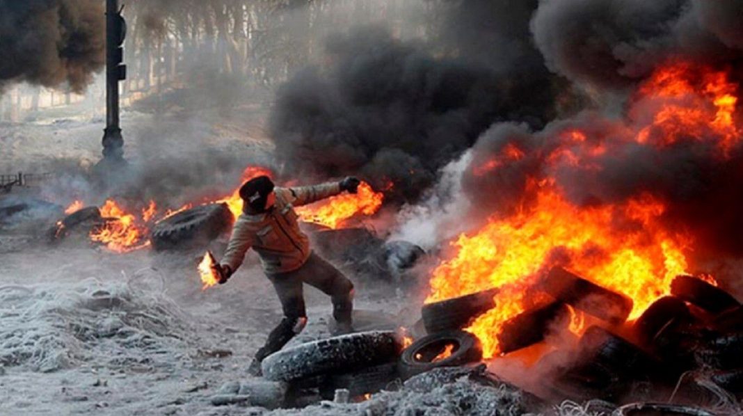 “winter-on-fire”,-una-cronica-de-la-movilizacion-popular-que-ayuda-a-entender-el-presente-ucraniano