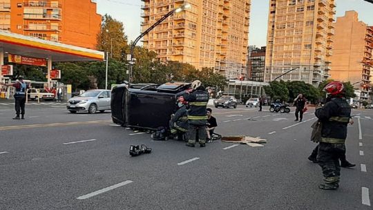 una-camioneta-con-7-jovenes-volco-en-plena-avenida-del-libertador:-dos-heridos