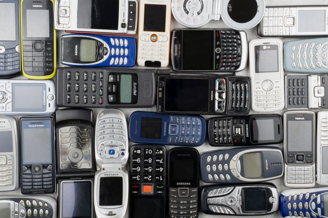 los-“telefonos-tontos”-resurgen-para-los-que-prefieren-vivir-sin-redes-sociales-en-el-bolsillo