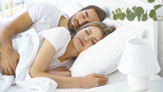sin-insomnio-ni-apnea-y-con-mas-calidad-de-vida:-aseguran-que-dormir-en-pareja-es-mas-saludable